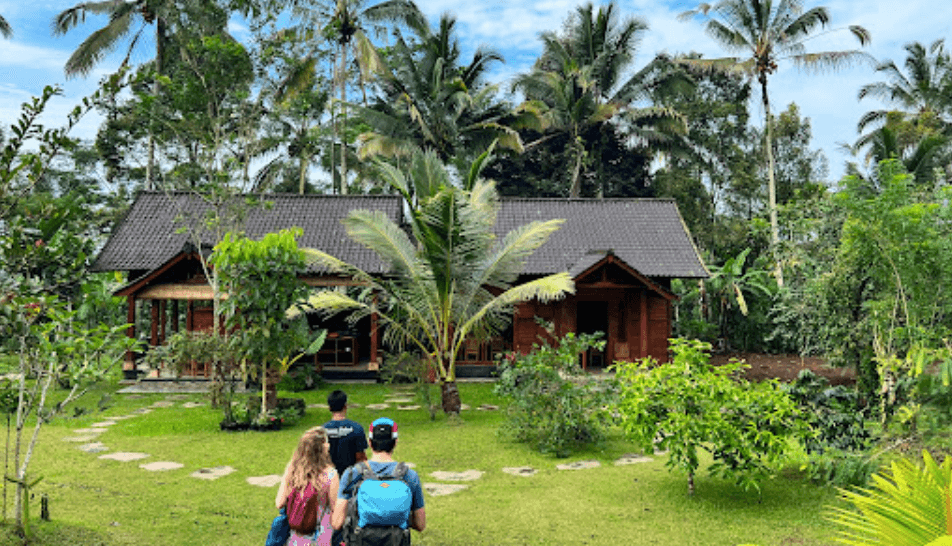 People walking to the Bali Farm cooking class.