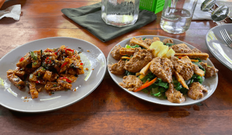 2 dishes made in bali cooking class.