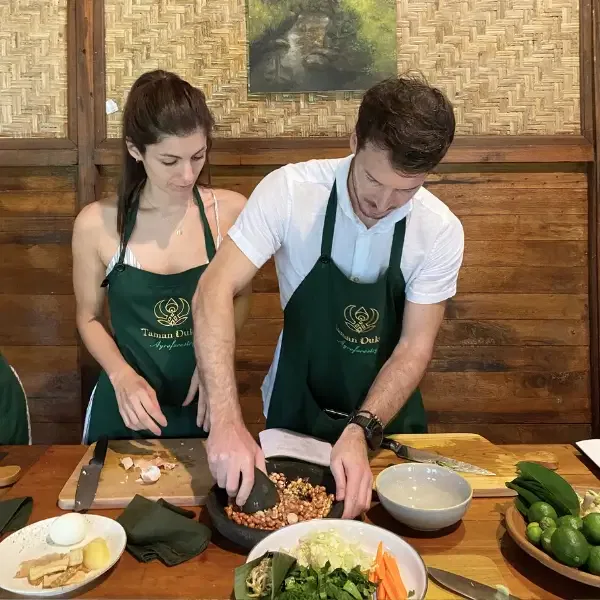 a couple doing cooking class in Ubud