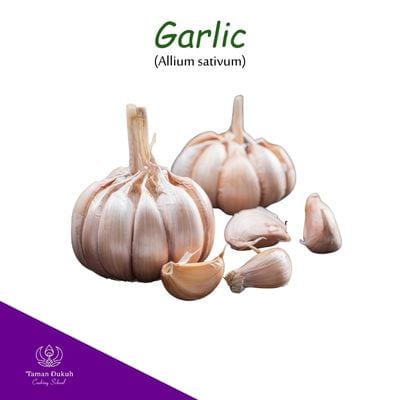 Fresh garlic cloves (bawang putih), an indispensable Balinese ingredient.