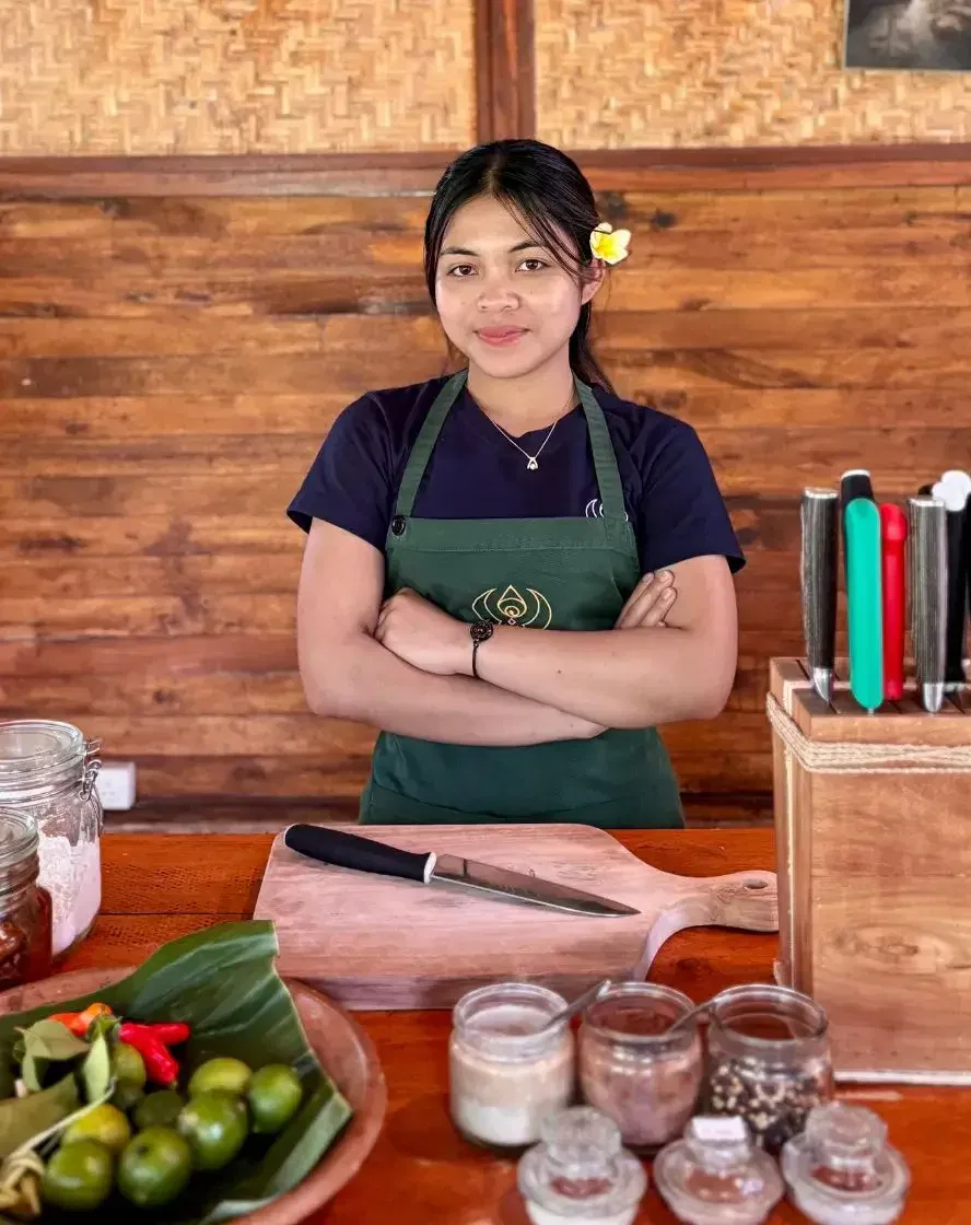 Depi (Ni Luh Depiani), engaging instructor teaching Balinese cooking and culture at Taman Dukuh, Ubud