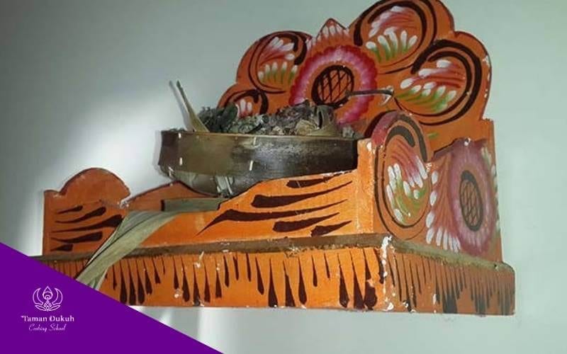 A Pelangkiran Paon, the sacred kitchen shrine in a Balinese home, adorned with daily offerings (Mebanten Saiban) to honor Dewa Brahma.