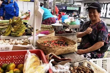Local Sourcing 2 spice seller in the morning market tours