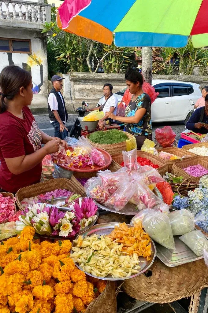 flower-seller-at-tegallalang-traditional-market
