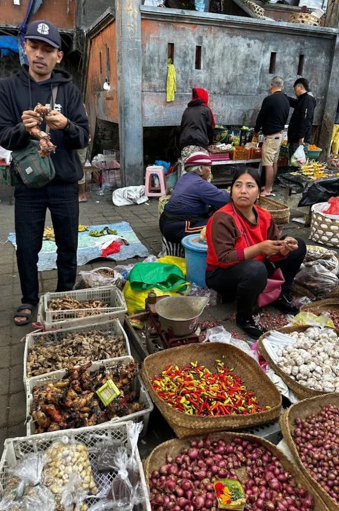 our-guide-explaining-spices-in-the-market-tours