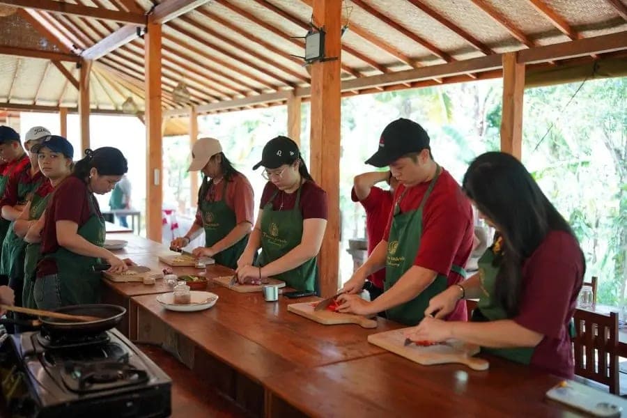 School Groups Cooking 18 UPH Universitas Pelita Harapan experiential learning in Taman Dukuh Farm 16