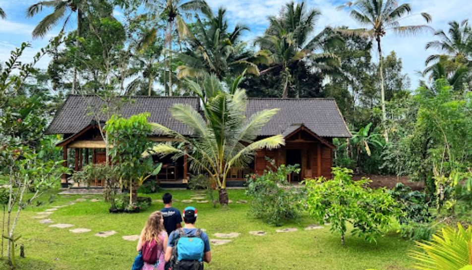 What makes a Cooking Class Authentic in Bali? 6 People walking to the Bali Farm cooking class.